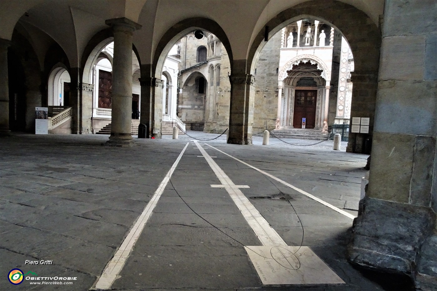 67 La meridiana sotto i portici del Palazzo della Ragione.JPG